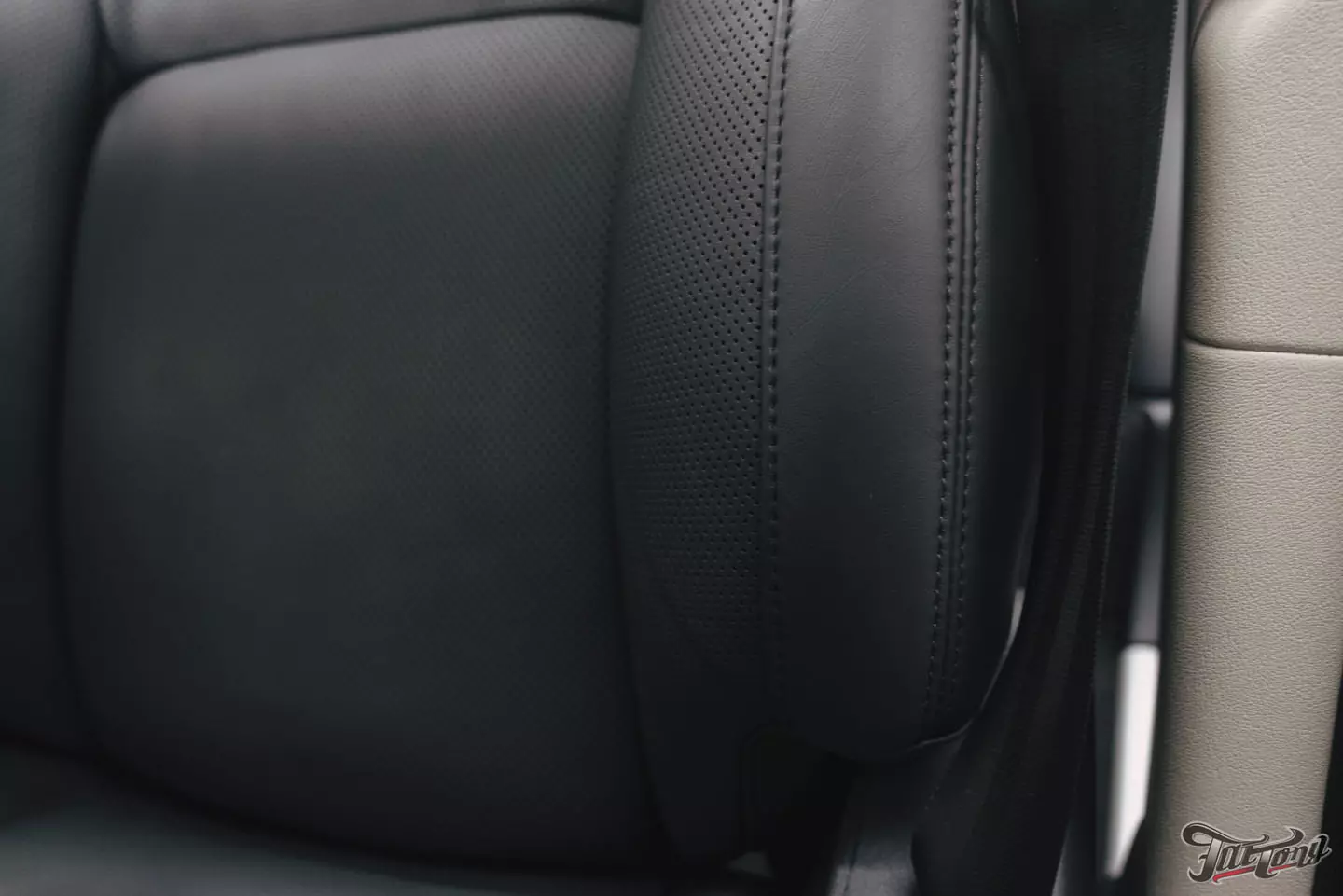 Химчистка и ремонт кожи в салоне Range Rover